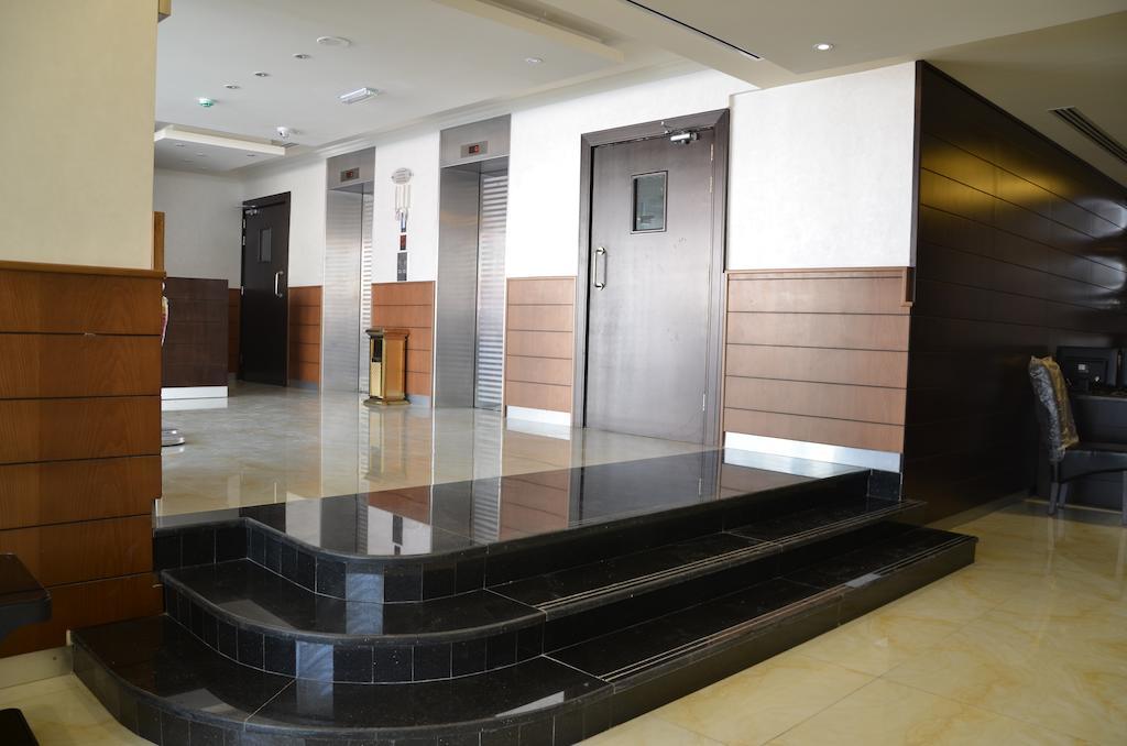 Reef Hotel Aparts Аджман Екстериор снимка